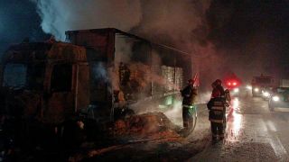 Caminhão, carregado da farinha, fica destruído após pegar fogo no km 7 de ERS 122, em São Sebastião do Caí