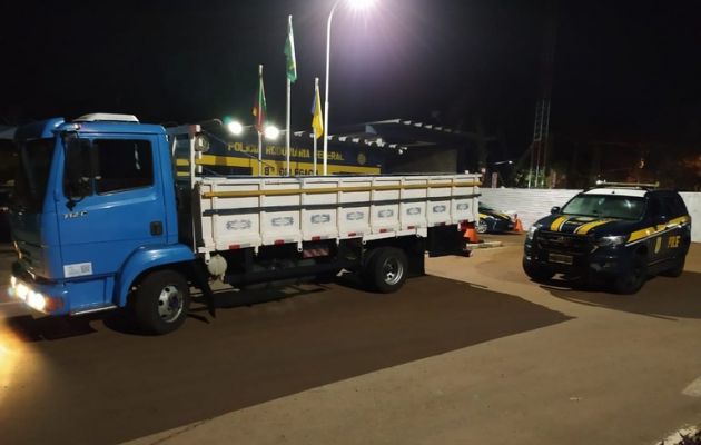 Casal de estelionatários é preso pela PRF e caminhão recuperado após golpe do envelope vazio, em Barra do Ribeiro