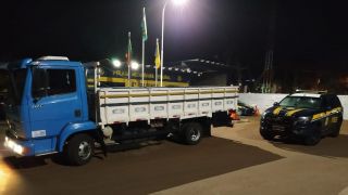 Casal de estelionatários é preso pela PRF e caminhão recuperado após golpe do envelope vazio, em Barra do Ribeiro