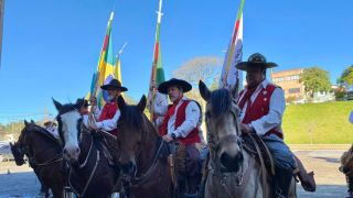 Guardiões da Chama Crioula iniciaram a sua cavalgada, em frente a Prefeitura de Guaíba, na quarta, dia 10