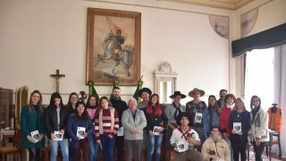 Prefeito de Jaguarão recebe alunos da Escola Lauro Ribeiro e recebe livro que retrata sobre a educação ambiental