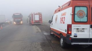 Homem fica ferido em colisão entre um carro e caminhão no km 50 da ERS-122, em Farroupilha