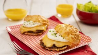 Dica de receita: Sanduíche de Pão de Queijo do Reino com rosbife, queijo prato e ovo pochê