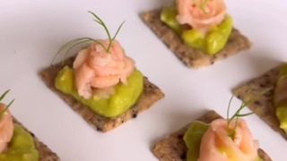 Dica de receita: Canapés de salmão defumado com crackers saudáveis
