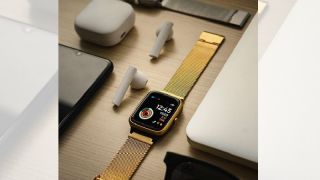 Smartwatch Mormaii Life, na cor ouro, você encontra na Tic-Tac Relojoaria e Óptica, em Camaquã