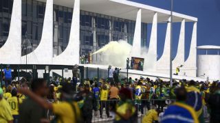 Suíços se oferecem para consertar relógio destruído no Planalto, durante os atos golpistas