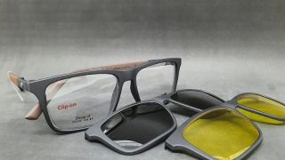 Chegou armação Mormaii, modelo clip on, óculos de grau e solar juntos, na Joalheria Tanski, em Camaquã