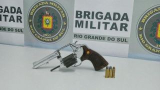 Homem é preso pela Brigada Militar, por porte ilegal de arma de fogo, em Caxias do Sul
