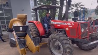 Prefeitura de Dom Feliciano entrega nova colhedora de milho para fortalecer a agricultura local