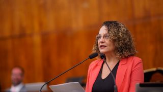 Luciana Genro cobra Secretaria de Educação a respeito de pagamentos atrasados das funcionárias terceirizadas
