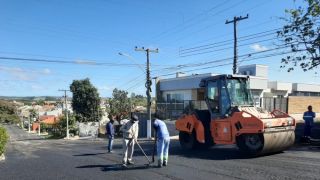 Obras de asfalto avançam na Rua Zeca Netto no Bairro Jardim do Forte, em Camaquã