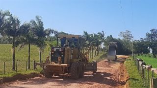 Estrada da Vitorina, no interior de Camaquã, recebe patrolamento, cascalho e compactação do solo