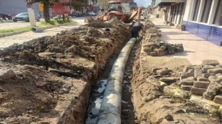 Avenida Sete de Setembro, no centro de Camaquã, recebe manutenção de drenagem