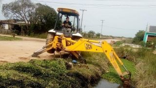 Equipe da Prefeitura realiza operação de limpeza e desobstrução de valetas em todo o município de Capão do Leão