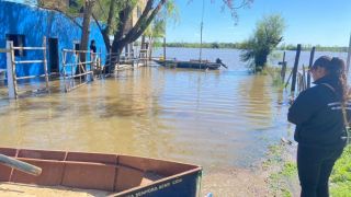 Mais de 300 famílias: Secretaria de Desenvolvimento atende comunidade atingida por enchente, em Uruguaiana