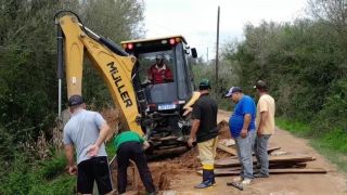 Força tarefa da Prefeitura de Amaral Ferrador trabalha em pleno no feriado, dia 20, para recuperar infraestrutura viária