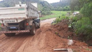 Após as chuvas, força-tarefa de patrolamento e manutenção segue em estradas, no interior de Camaquã