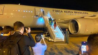 Voo da FAB com primeiros 211 brasileiros repatriados de Israel chega ao Brasil