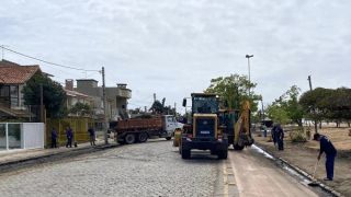 Equipe da Prefeitura de São Lourenço do Sul realiza limpeza na Praia das Nereidas