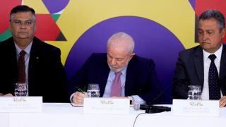 Presidente Lula anuncia decreto de GLO em portos e aeroportos