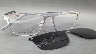 Óculos clip on 2 em 1, grau e solar juntos, por R$ 360,00 em 10x nos cartões, na Joalheria Tanski, em Camaquã