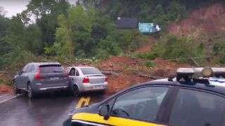 Grande desmoronamento de terra bloqueia totalmente o trânsito no km 218 da BR-470, em Bento Gonçalves