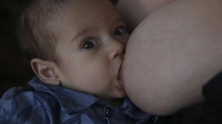 Bebês e gestantes precisam de comidas leves e mais líquido no calor, alerta a médica Célia Silva