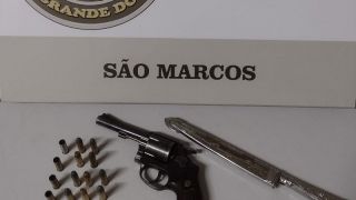 Idoso, após discutir com mulher, efetuou quatro disparos de arma de fogo em via pública, em São Marcos