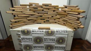 Brigada Militar efetua a prisão de suspeito e apreende 90 tijolos de maconha, em Flores da Cunha