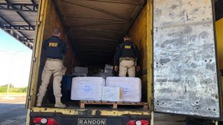 PRF apreende caminhão carregado com produtos importados ilegalmente na BR-290, em Alegrete 