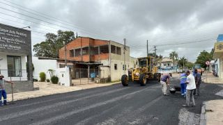 Rua Professora Luiza Maraninchi, no Centro de Camaquã, recebe asfaltamento pelas equipes da Prefeitura
