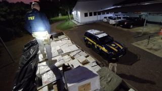 PRF apreende caminhão carregado de mercadorias estrangeiras na BR-472, em Itaqui