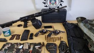 Armamentos de grosso calibre, inclusive fuzil, é apreendido pela Polícia Civil, em Viamão