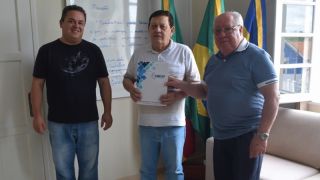 Revitalização da Avenida Assis Brasil em pauta na reunião entre Prefeito de Tapes e de Camaquã