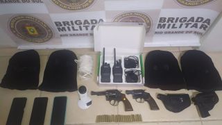 Brigada Militar prende indivíduos por receptação de veículo e posse irregular de arma de fogo, em Cerro Grande do Sul
