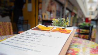 Projeto, em tramitação na Câmara de Porto Alegre, proíbe que restaurantes tenham cardápio apenas digital
