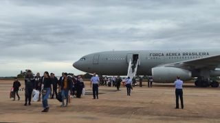 Avião com 30 repatriados da Faixa de Gaza chega a Brasília e pousa às 6h53 na Base Aérea