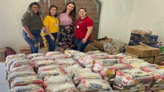 Em Caçapava do Sul, foram repassadas à Assistência Social, 80 cestas básicas do Grupo Grazziotin e Loja Por Menos