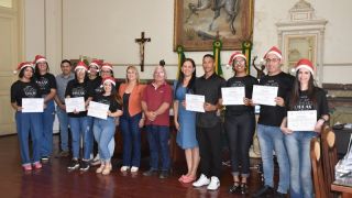 Prefeito de Jaguarão entrega certificados com apresentação do Coral de Libras do Município