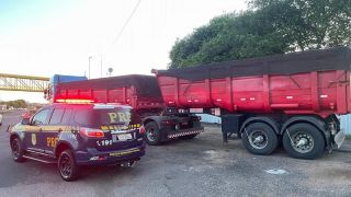 PRF flagra caminhão na BR-116, em Sapucaia do Sul, com excesso de peso em quase 45 toneladas de areia