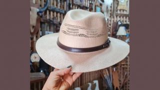 Chapéus em palha, em material arejado para os dias quentes, você encontra na Sperotto – a Casa do Gaúcho