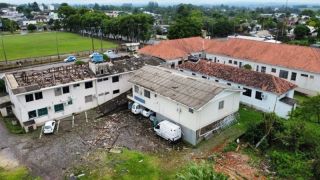Ventos de 115 km/h danificam telhado do setor de exames de raio-X, no Hospital de São Vicente do Sul
