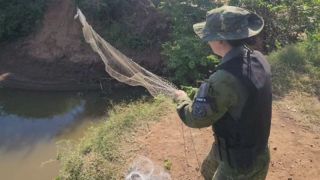 Batalhão Ambiental fiscaliza às margens do Rio Jacuí em Triunfo e apreende redes de pesca