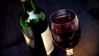 É recomendado beber vinho no calor e quais são as melhores opções? 