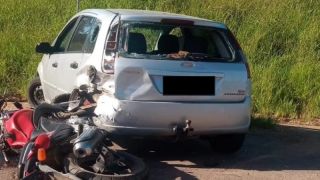Motociclista fica ferido, com suspeita de fratura na perna, em acidente na BR-290, em Eldorado do Sul