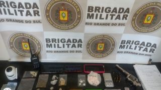 Brigada Militar prende homem por tráfico de entorpecentes e porte ilegal de arma de fogo, em Camaquã