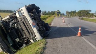 Motorista perde o controle de caminhão e tomba às margens do km 485 da BR-116, em Turuçu