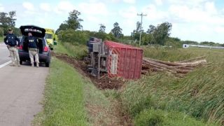 Motorista perde o controle e caminhão tomba no km 47 da BR-392, em Rio Grande