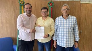 Prefeito de Cerrito assina termo aditivo de construção da cobertura da Escola Doutor Jacques 