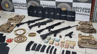 Mulher é presa e grande quantidade de armas é apreendida pela Brigada Militar, em Venâncio Aires 